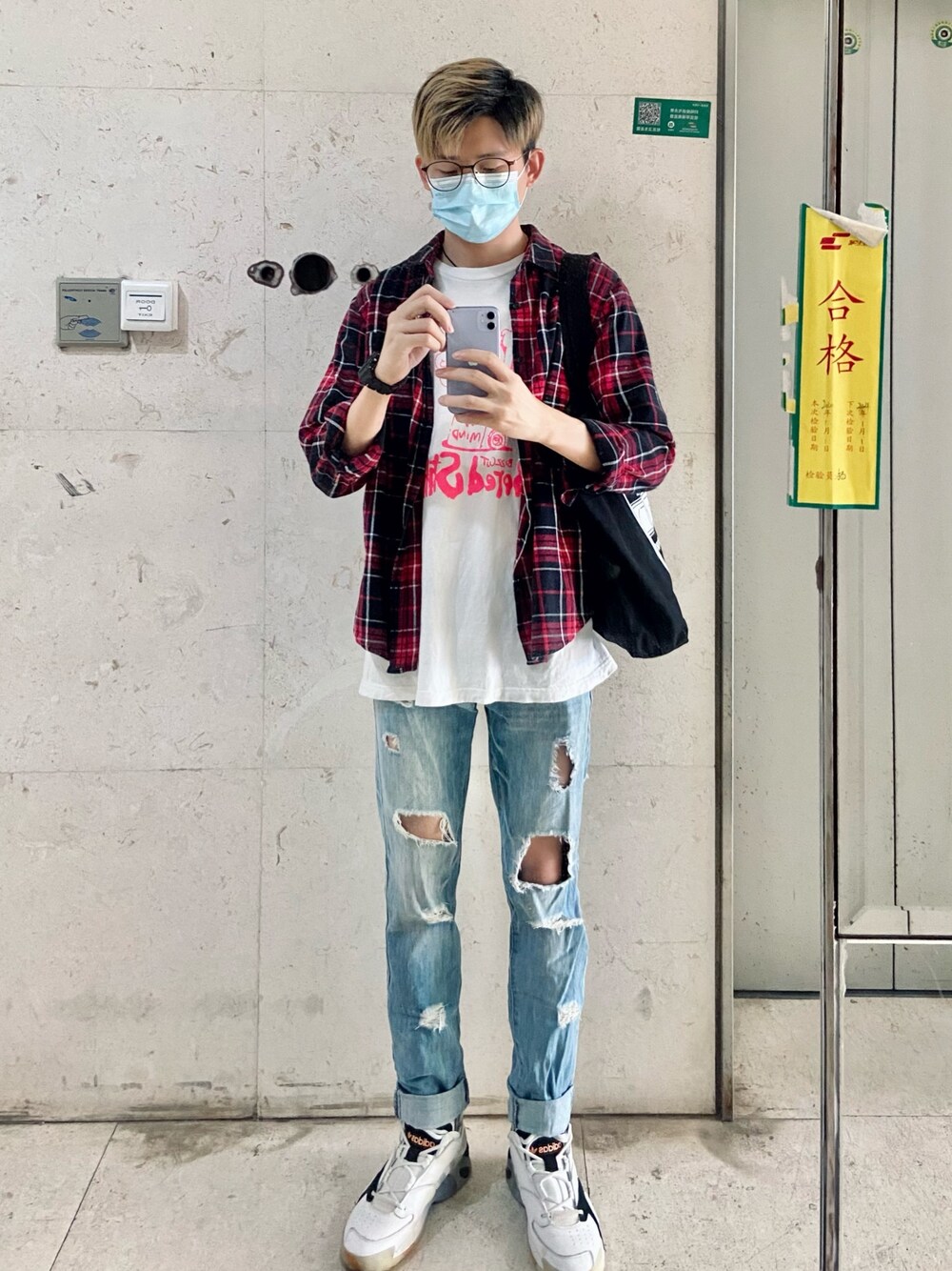 「BIZZCUTのアイテム（Tシャツ/カットソー、ホワイト系）」を使った、周常喜JoKercHOwさん（メンズ・180cm）の秋コーディネートの1枚目の写真