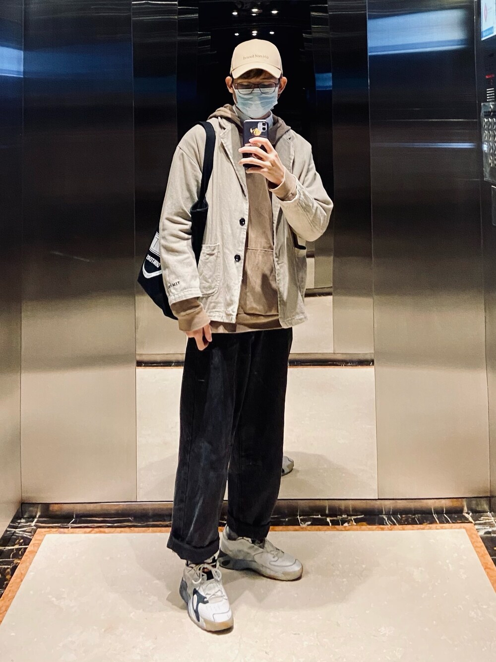 「ZARAのアイテム（パーカー、ブラウン系）」を使った、周常喜JoKercHOwさん（メンズ・180cm）の冬コーディネートの1枚目の写真