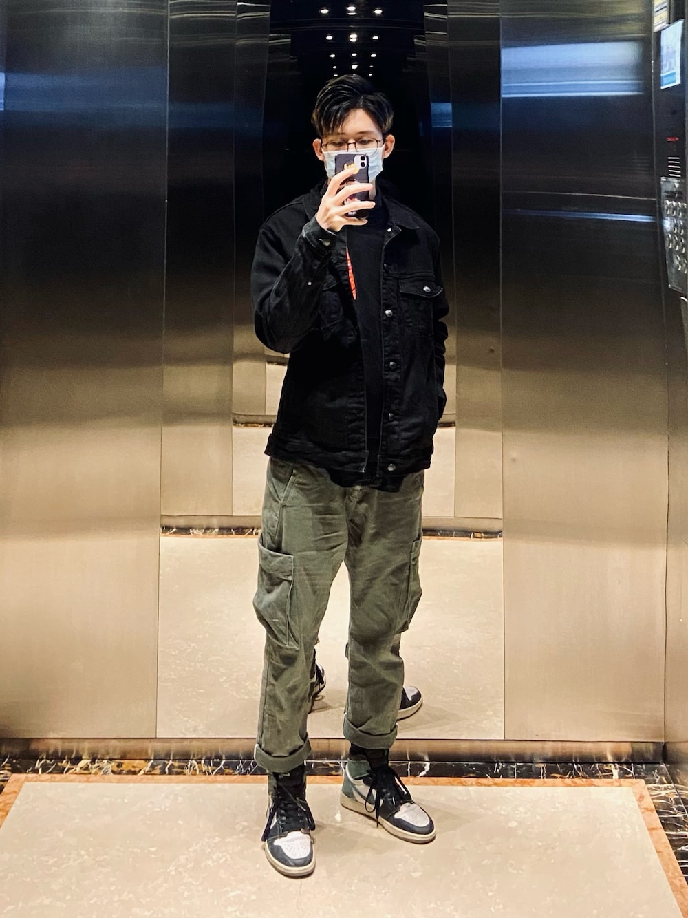 「AIR JORDANのアイテム（スニーカー、グリーン系）」を使った、周常喜JoKercHOwさん（メンズ・180cm）の冬コーディネートの1枚目の写真