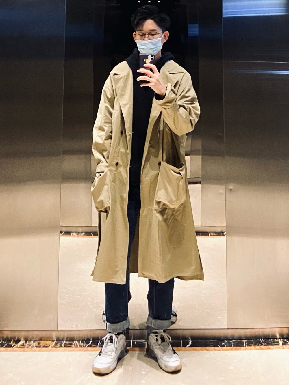 「Mentmateのアイテム（トレンチコート、ベージュ系）」を使った、周常喜JoKercHOwさん（メンズ・180cm）の冬コーディネートの1枚目の写真