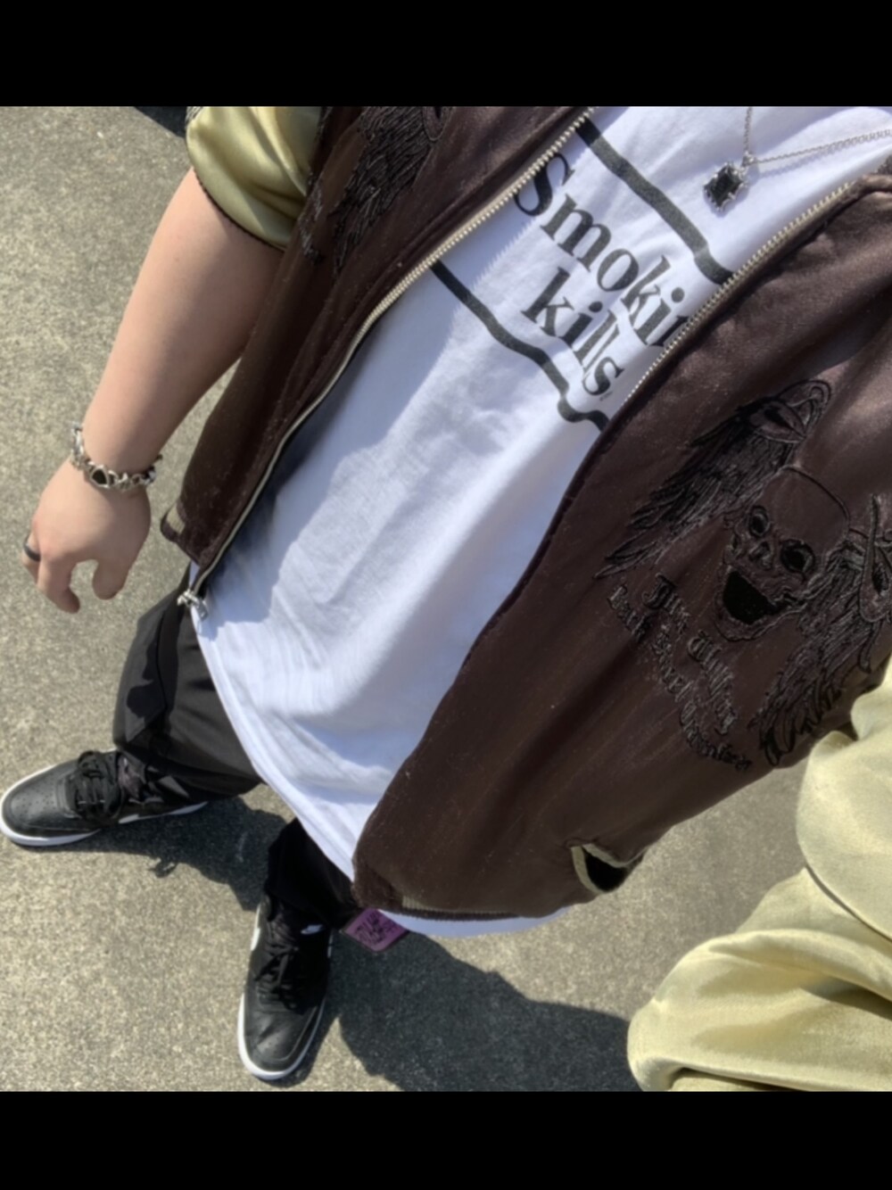 「スニーカー、ストリート、スニーカーコーデ、スカジャン、NIKE」｜「FR2のアイテム（Tシャツ/カットソー、ホワイト系）」を使った、SEIYAさん（メンズ・171cm）の春コーディネートの1枚目の写真