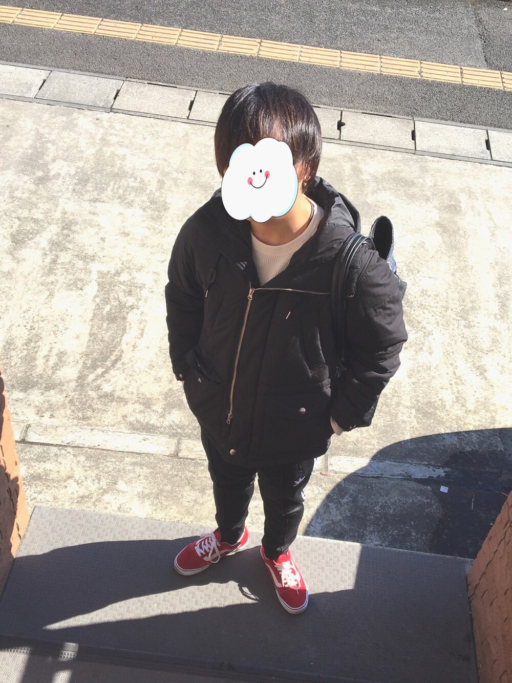 「VANS、oldskool、トラックパンツ、ラインパンツ、adidas、EDIFICE、GLOBAL WORK、ダウンジャケット、coen、シャフリーバル」｜「VANSのVANS ヴァンズ OLD SKOOL DX オールドスクール DX V36CL+ T.RED（スニーカー、レッド系）」を使った、ウオムラさん（メンズ・164cm）の冬コーディネートの1枚目の写真