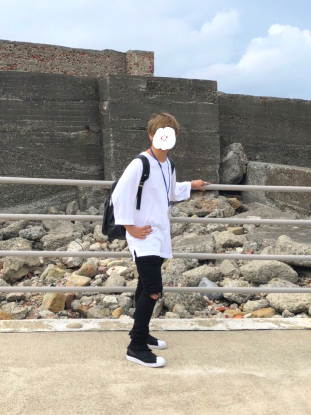 「旅行、シンプルコーデ、ビッグシルエット、スリッポン、adidas originals、ダメージデニムパンツ、GLOBAL WORK、GUCCI、モノトーン、ラフ」｜「adidas Originalsのadidas originals/アディダスオリジナルス/SUPERSTAR Slip-On（スリッポン、ブラック系）」を使った、ウオムラさん（メンズ・164cm）の秋コーディネートの1枚目の写真