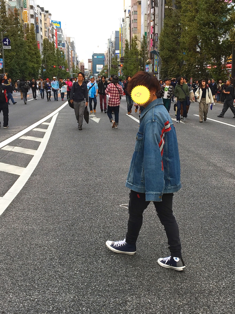 「秋冬コーデ、FACETASM、converse、外撮り、歩行者天国、ダメージデニムパンツ、デニムジャケット、オーバーサイズ、GUCCI、journal standard」｜「FACETASMのFACETASM×CONVERSE ALL STAR 100 HI/FC（スニーカー、ブラック系）」を使った、ウオムラさん（メンズ・164cm）の秋コーディネートの1枚目の写真