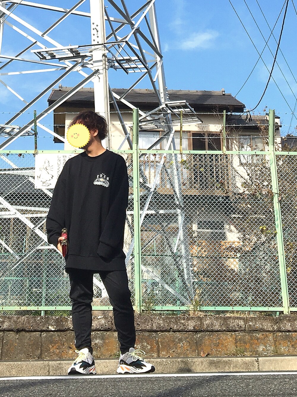 「スニーカー、UVERworld、yeezy boost 700、トラックパンツ、adidas、adidas originals、GUCCI、オーバーサイズ、Vivienne Westwood、ストリート」｜「adidasのadidas YEEZY BOOST 700（WOMEN）■■■（スニーカー、その他）」を使った、ウオムラさん（メンズ・164cm）の秋コーディネートの1枚目の写真