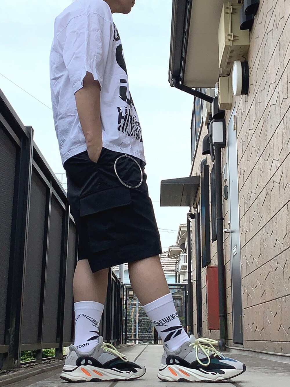 「お洒落さんとつながりたい、ストリート、スニーカー、yeezy、adidas、CASPER JOHN AIVER、カーゴパンツ、ハーフパンツ、doublet、vetements」｜「adidasのadidas YEEZY BOOST 700（WOMEN）■■■（スニーカー、その他）」を使った、ウオムラさん（メンズ・165cm）の夏コーディネートの1枚目の写真