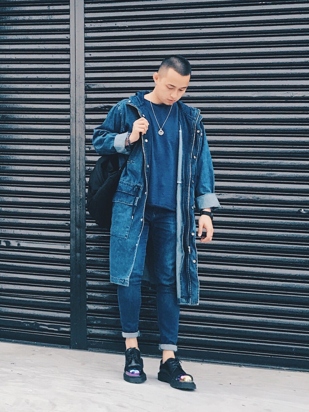 「WEARBOOKエントリー、ootd、potd、TOPMAN、Dr.Martens、LOWRYSFARM、Bershka」｜「LOWRYS FARMのアイテム（Tシャツ/カットソー、ブルー系）」を使った、AaronYeoさん（メンズ・168cm）の春コーディネートの1枚目の写真