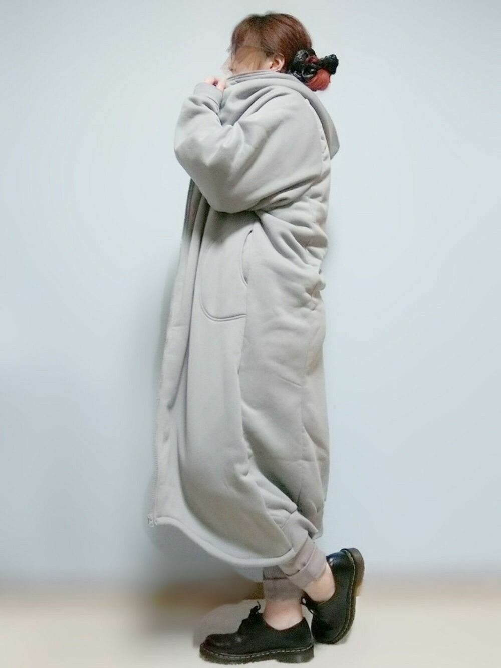 「秋冬コーデ、冬コーデ、オトナカジュアル、ロングコート、パンツスタイル、プチプラ、ootd、antiqua、Dr.Martens、おしゃれさんと繋がりたい」｜「antiquaの超ストレッチカラーパンツ（その他パンツ、グレー系）」を使った、kanyapoさん（レディース・168cm）の秋コーディネートの1枚目の写真
