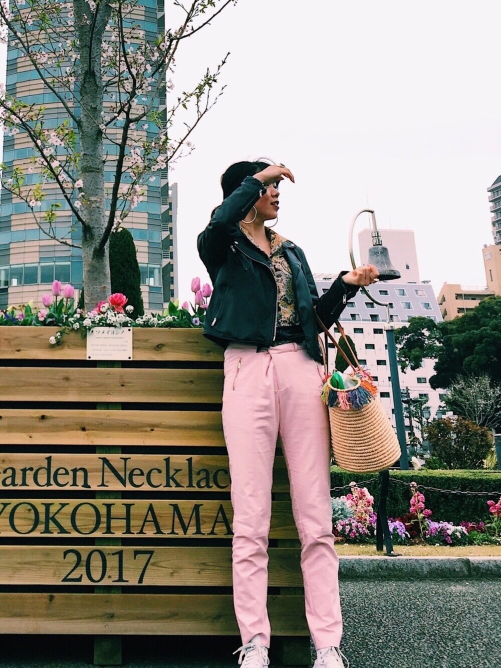 「春、オトナカジュアル、ピクニック、横浜、みなとみらい、ROSE BUD、柄シャツ、ピンク、コンバース、かごバッグ」｜「ROSE BUDの(GARY FASHION)ER7836-2（ピアス（両耳用）、ゴールド系）」を使った、misakiさん（レディース・170cm）の春コーディネートの1枚目の写真