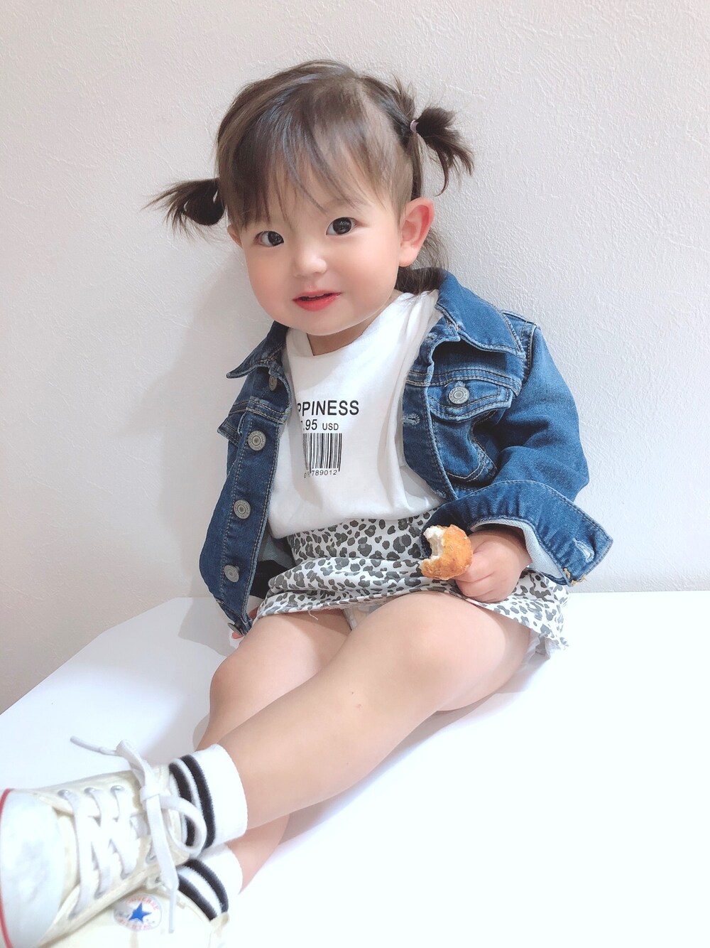 「秋のコーデ、やっぱりストリートが好き、お洒落さんとつながりたい、スニーカー、コンバース、キッズコーデ、女の子、デニム」｜「babyGAPのアイテム（デニムジャケット、ブルー系）」を使った、ri_ra‪ ♡゛‬さん（キッズ・90cm）の秋コーディネートの1枚目の写真