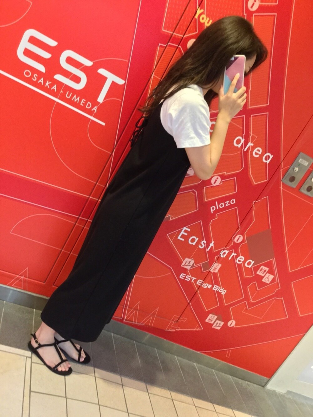 「大人カジュアル、SLY、ピンク、ブラック、エメラルド」｜「SLYのiPhone7 Gizmobies(ギズモビーズ)xSLY(スライ) 「カラートライアングル」 背面 シール ケース カバー（スマホケース/カバー、ピンク系）」を使った、M-factoryさん（レディース・165cm）の夏コーディネートの1枚目の写真