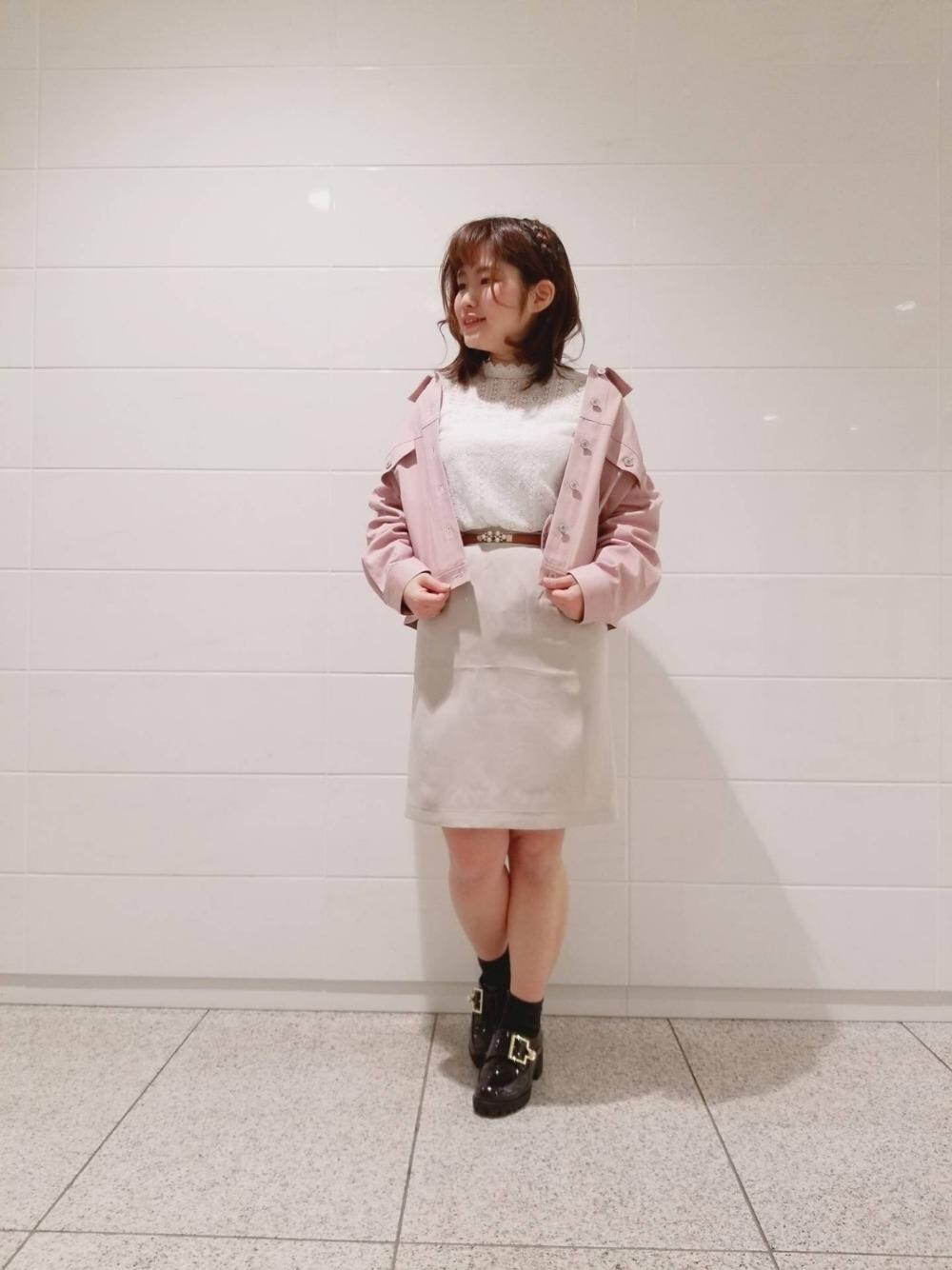 「ミニスカート、レース、ビジュー、キレイめ、可愛い、MAJESTIC LEGON、マジェスティックレゴン、華やか、長め、万能」｜「MAJESTIC LEGONのパールベルトシューズ（その他シューズ、ブラウン系）」を使った、マジェスティックレゴン池袋サンシャインシティ店スタッフさん（レディース・154cm）の冬コーディネートの1枚目の写真
