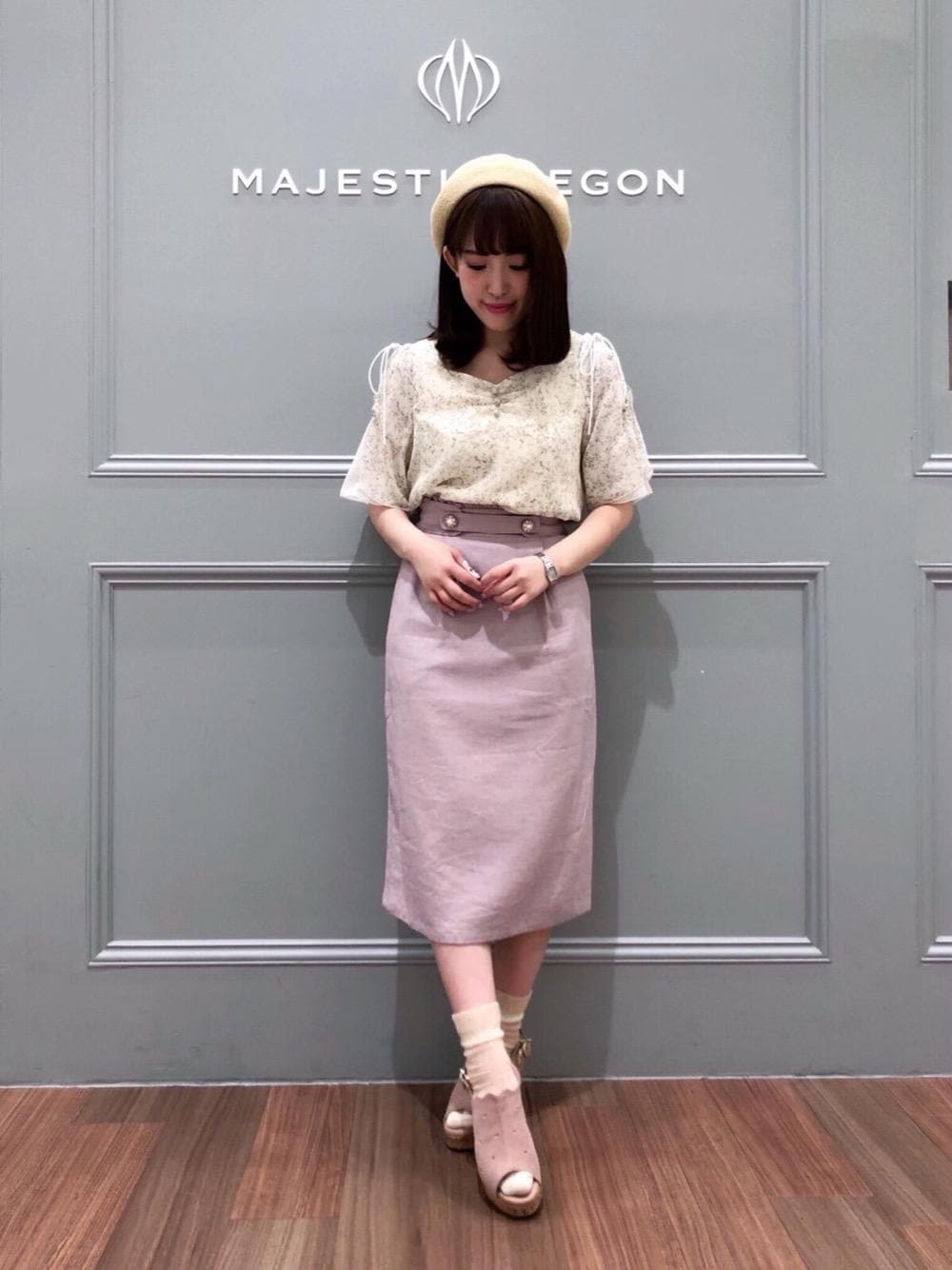 「ブラウス、ピンク、ガーリー、フェミニン、MAJESTIC LEGON、春コーデ、低身長コーデ、マジェスティックレゴン、Iラインスカート、池袋サンシャイン」｜「MAJESTIC LEGONのメニーハートサボサンダル（サンダル、ピンク系）」を使った、マジェスティックレゴン池袋サンシャインシティ店スタッフさん（レディース・147cm）の春コーディネートの1枚目の写真