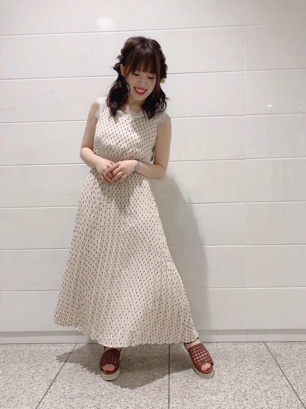 「海、デート、公園、MAJESTIC LEGON、低身長コーデ、マジェスティックレゴン、キャミワンピース、インスタ映え、池袋サンシャイン」｜「MAJESTIC LEGONのレトロきぶんキャミワンピ（ワンピース、ホワイト系）」を使った、マジェスティックレゴン池袋サンシャインシティ店スタッフさん（レディース・147cm）の夏コーディネートの1枚目の写真