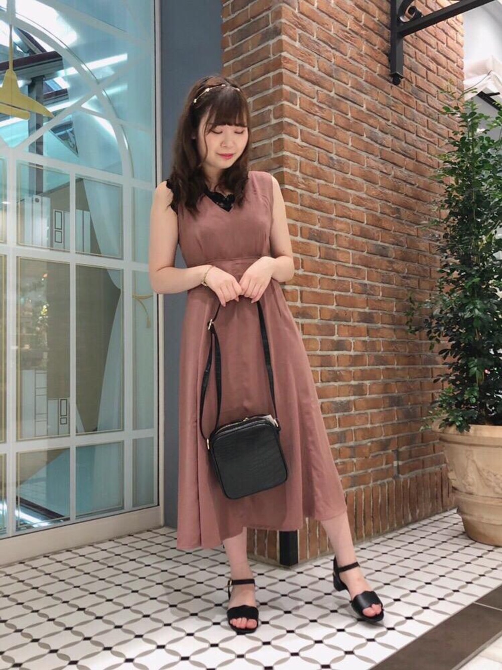 「ワンピース、デート、イベント、MAJESTIC LEGON、大人可愛い、マジェスティックレゴン、コンサート、インスタ映え、池袋サンシャイン」｜「MAJESTIC LEGONのローヒールスカラップサンダル（サンダル、ブラック系）」を使った、マジェスティックレゴン池袋サンシャインシティ店スタッフさん（レディース・157cm）の夏コーディネートの1枚目の写真