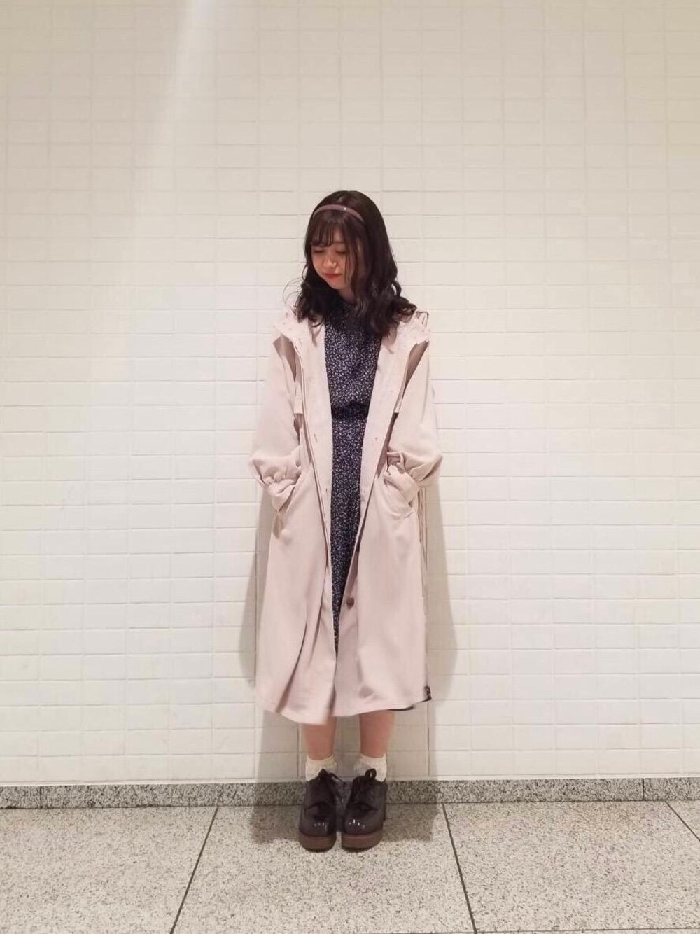「花柄、MAJESTIC LEGON、マジェスティックレゴン、ピンク×ネイビー、プリーツコート、ウッドヒールレースアップシューズ、バックプリーツフードコート、ヴィンテージミニフラワーワンピース」｜「MAJESTIC LEGONのヴィンテージミニフラワーワンピ（ワンピース、ブルー系）」を使った、マジェスティックレゴン池袋サンシャインシティ店スタッフさん（レディース・155cm）の春コーディネートの1枚目の写真