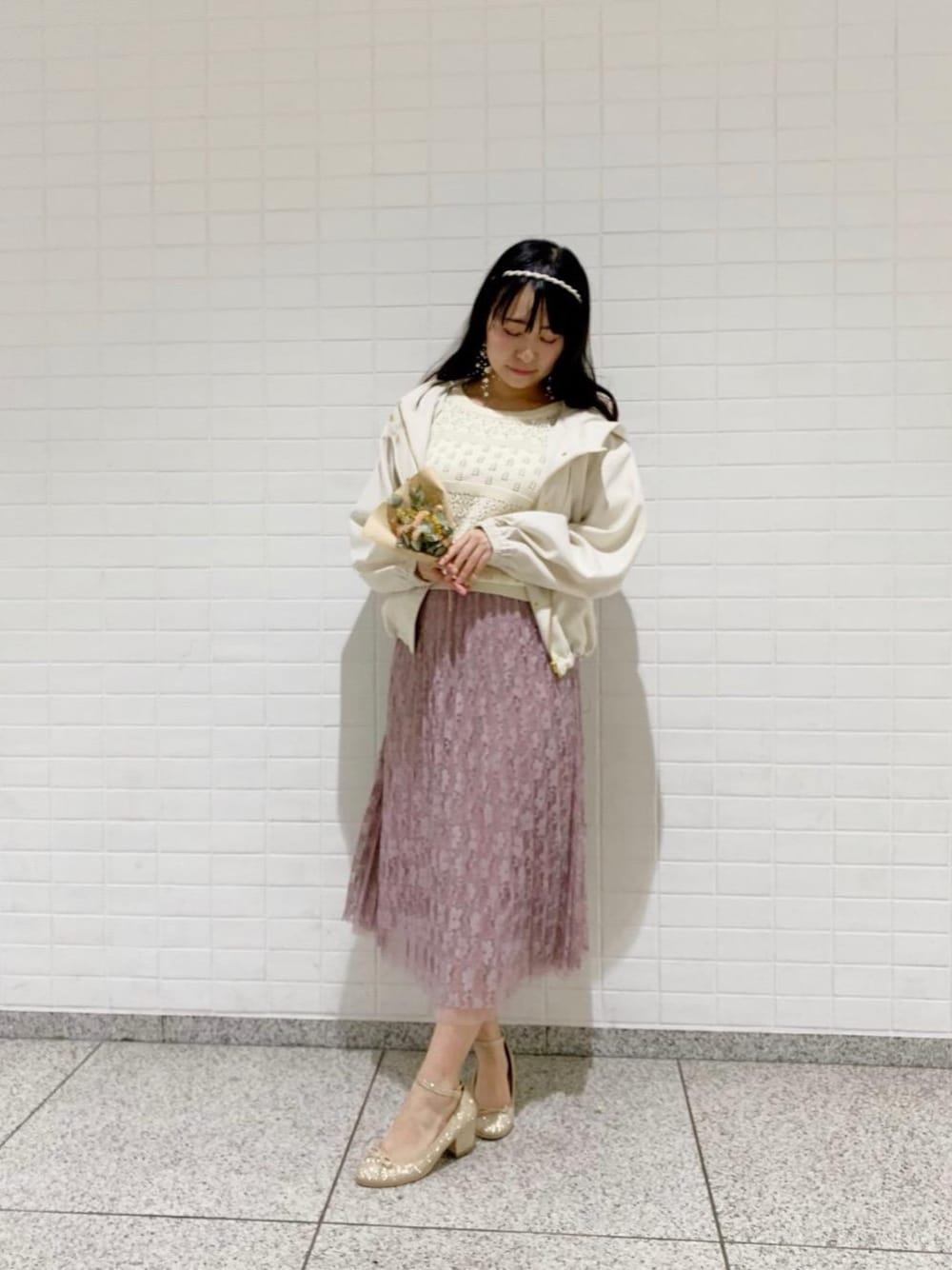 「レース、MAJESTIC LEGON、マジェスティックレゴン、透かし柄、レースプリーツスカート、ポヨン袖ショートブルゾン、透かし柄パフスリーブニット、アイボリー×グレージュ」｜「MAJESTIC LEGONのポヨン袖ショートブルゾン（ブルゾン、ホワイト系）」を使った、マジェスティックレゴン池袋サンシャインシティ店スタッフさん（レディース・155cm）の春コーディネートの1枚目の写真