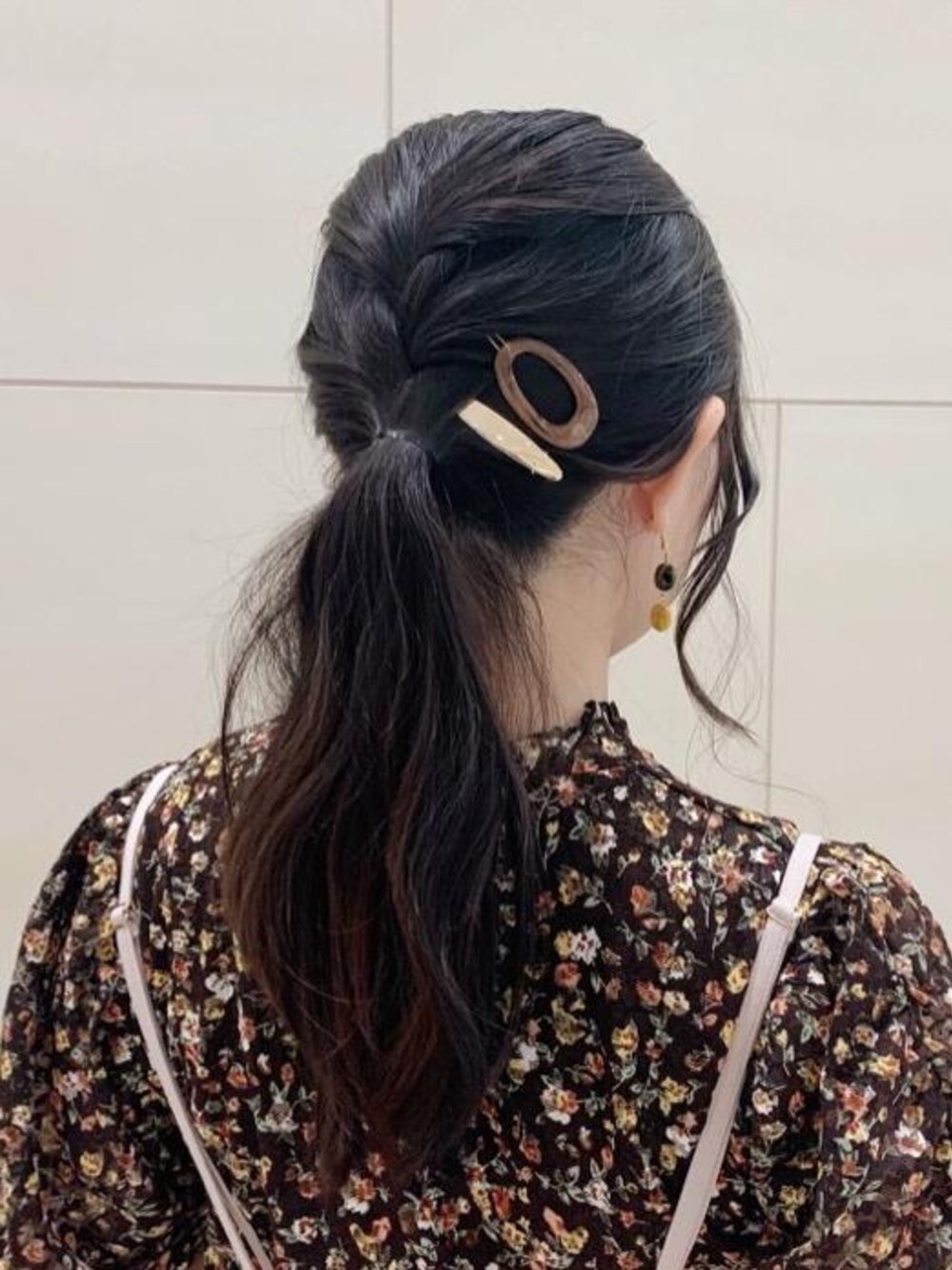 「ヘアアレンジ、ブラウン、MAJESTIC LEGON、マジェスティックレゴン、ローポニーテール、セルフヘアアレンジ、サークルピンset」｜「MAJESTIC LEGONのフラワーシャワーレーストップス（Tシャツ/カットソー、ブラウン系）」を使った、マジェスティックレゴン池袋サンシャインシティ店スタッフさん（レディース・154cm）の夏コーディネートの1枚目の写真
