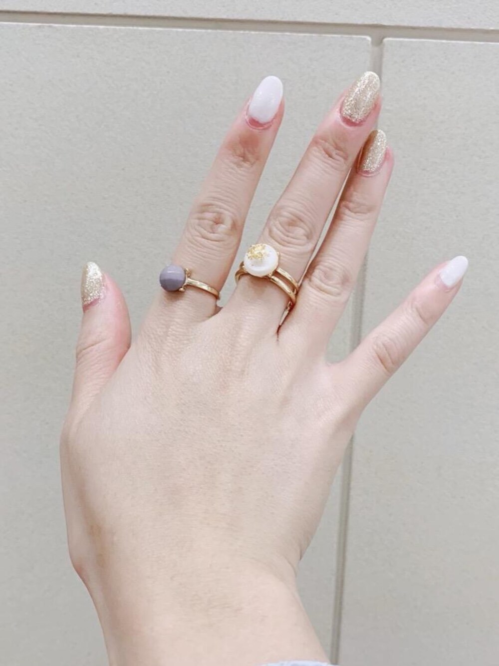 ブルー系のTシャツ/カットソーを着用したレディースの秋コーディネートの1枚目の写真