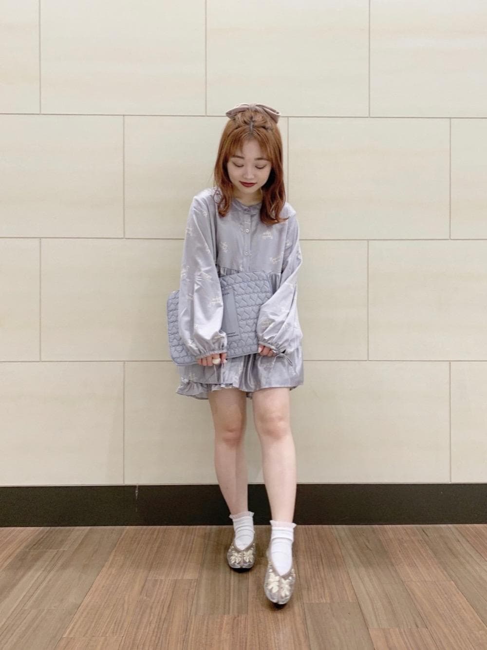 「ショートパンツ、フリル、パジャマ、MAJESTIC LEGON、部屋着、マジェスティックレゴン、ティアード、PCケース、池袋サンシャイン、おうち時間」｜「MAJESTIC LEGONのハートキルティングPCケース（その他小物、ブルー系）」を使った、マジェスティックレゴン池袋サンシャインシティ店スタッフさん（レディース・144cm）の秋コーディネートの1枚目の写真