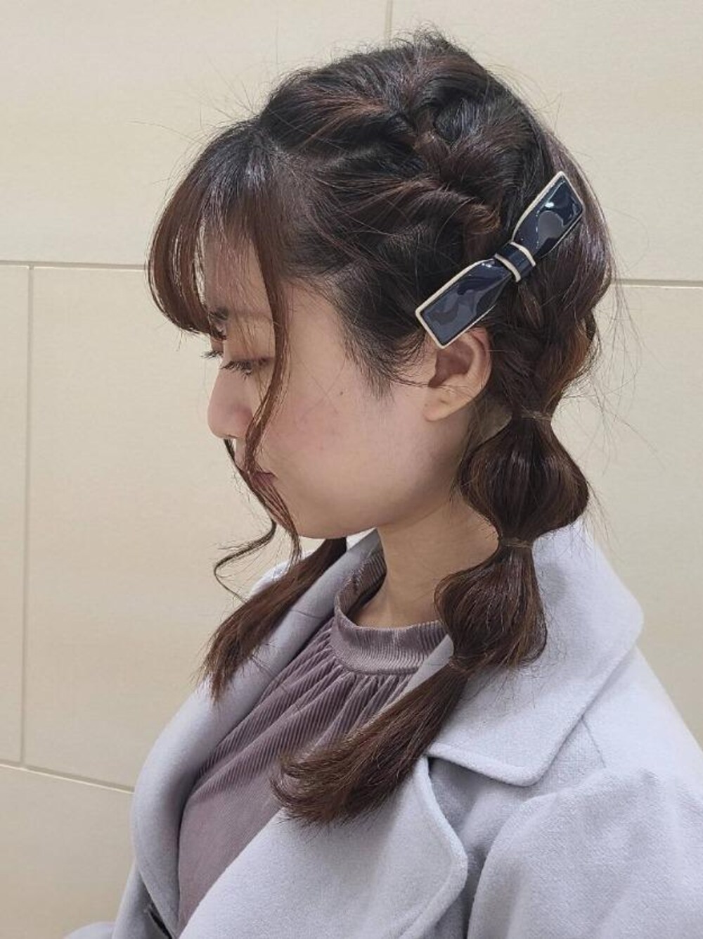 「雨の日、ヘアアレンジ、三つ編み、編み込み、MAJESTIC LEGON、クルリンパ、マジェスティックレゴン、玉ねぎ」｜「MAJESTIC LEGONのレトロレディワンピコート（その他アウター、グレー系）」を使った、マジェスティックレゴン池袋サンシャインシティ店スタッフさん（レディース・155cm）の秋コーディネートの1枚目の写真