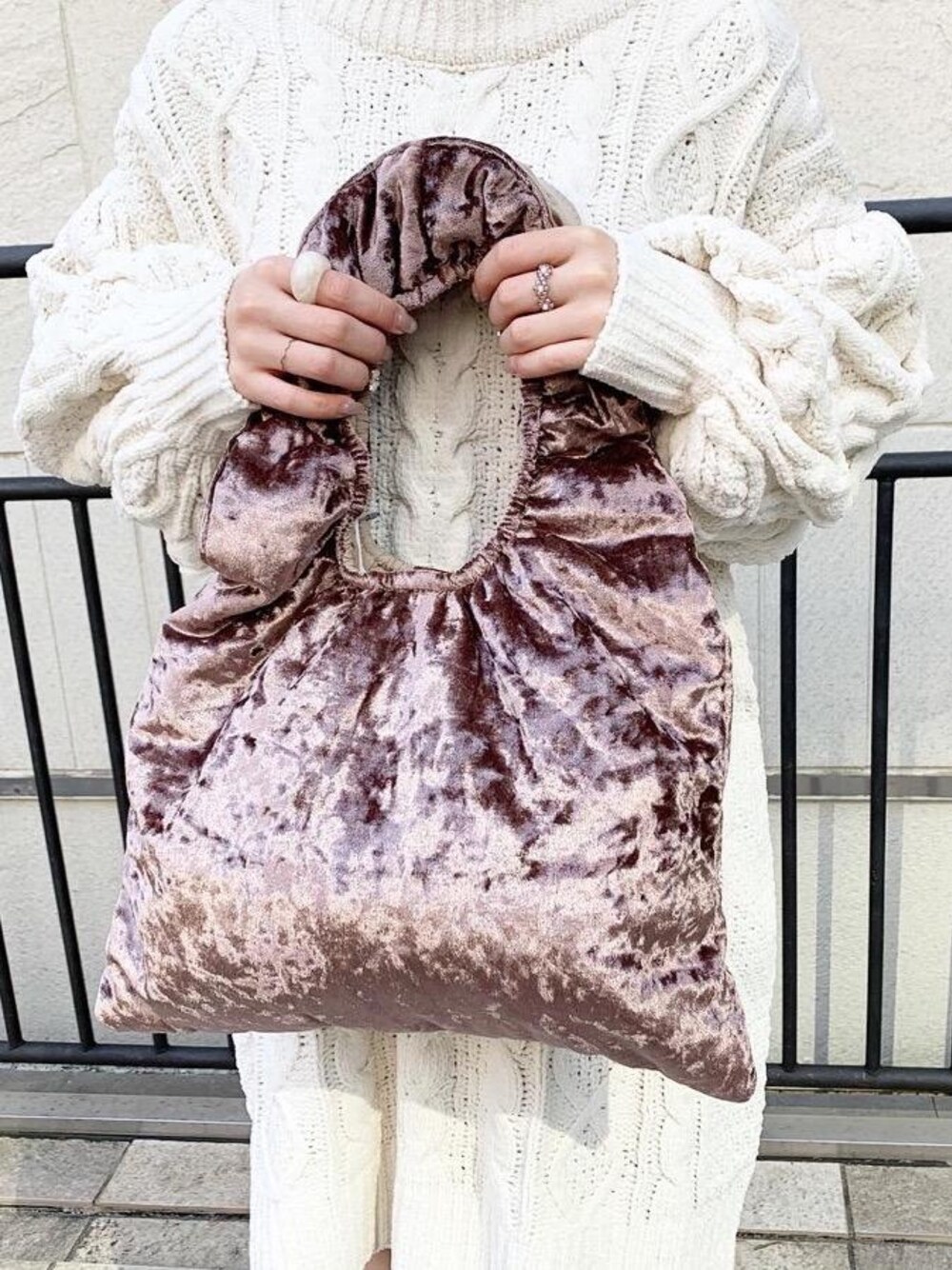 ブラウン系のハンドバッグを着用したレディースの秋コーディネートの1枚目の写真