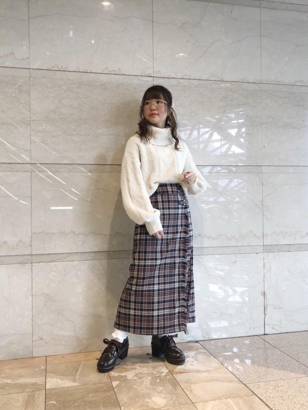 「チェック柄、フェザー、MAJESTIC LEGON、低身長、低身長コーデ、マジェスティックレゴン、池袋サンシャイン、ケーブルフェザーショートニット」｜「MAJESTIC LEGONのレースアップボリュームシューズ（その他シューズ、ブラウン系）」を使った、マジェスティックレゴン池袋サンシャインシティ店スタッフさん（レディース・147cm）の秋コーディネートの1枚目の写真