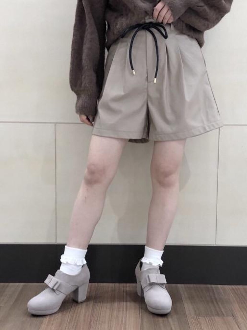「ブーティ、レザー、ベージュ、ショートパンツ、MAJESTIC LEGON、マジェスティックレゴン、池袋サンシャイン」｜「MAJESTIC LEGONのリボンブーティー（ブーツ、ベージュ系）」を使った、マジェスティックレゴン池袋サンシャインシティ店スタッフさん（レディース・147cm）の秋コーディネートの1枚目の写真