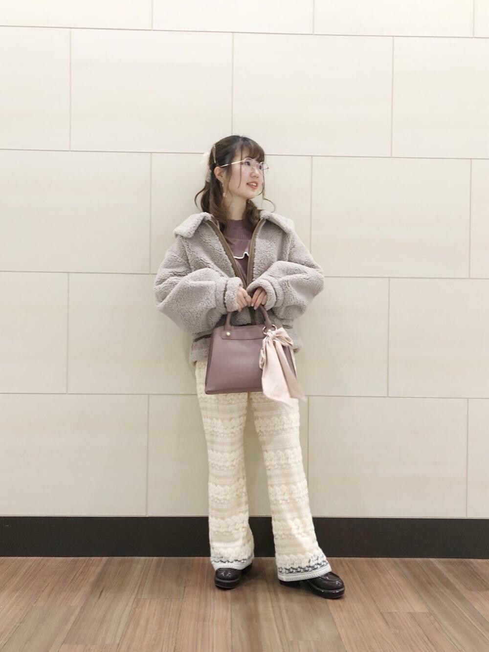 「ピンク、MAJESTIC LEGON、グレージュ、低身長、アイボリー、低身長コーデ、マジェスティックレゴン、モカ、池袋サンシャイン」｜「MAJESTIC LEGONのリボン付パールポイントバッグ（ハンドバッグ、ピンク系）」を使った、マジェスティックレゴン池袋サンシャインシティ店スタッフさん（レディース・147cm）の秋コーディネートの1枚目の写真