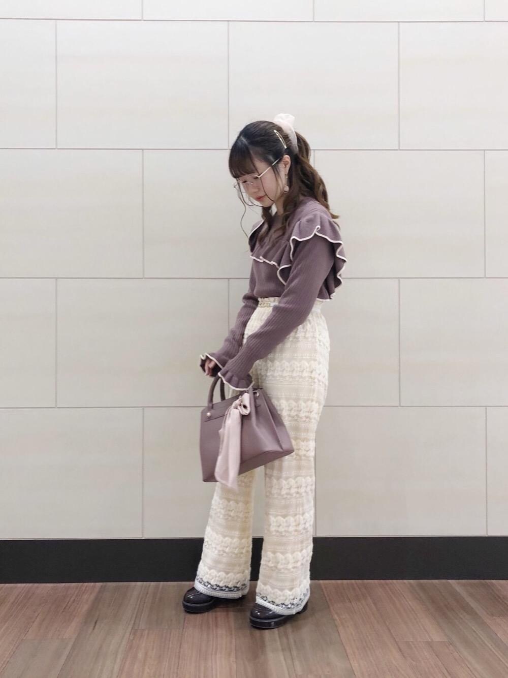 「ピンク、MAJESTIC LEGON、低身長、アイボリー、低身長コーデ、マジェスティックレゴン、モカ、池袋サンシャイン」｜「MAJESTIC LEGONのリボン付パールポイントバッグ（ハンドバッグ、ピンク系）」を使った、マジェスティックレゴン池袋サンシャインシティ店スタッフさん（レディース・147cm）の秋コーディネートの1枚目の写真