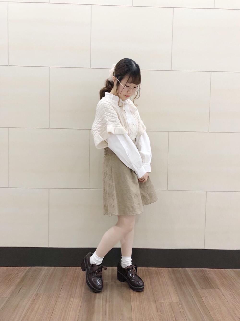 「ベージュ、ボウタイ、MAJESTIC LEGON、アイボリー、マジェスティックレゴン、マルチWAY、池袋サンシャイン」｜「MAJESTIC LEGONのレースアップボリュームシューズ（その他シューズ、ブラウン系）」を使った、マジェスティックレゴン池袋サンシャインシティ店スタッフさん（レディース・147cm）の秋コーディネートの1枚目の写真