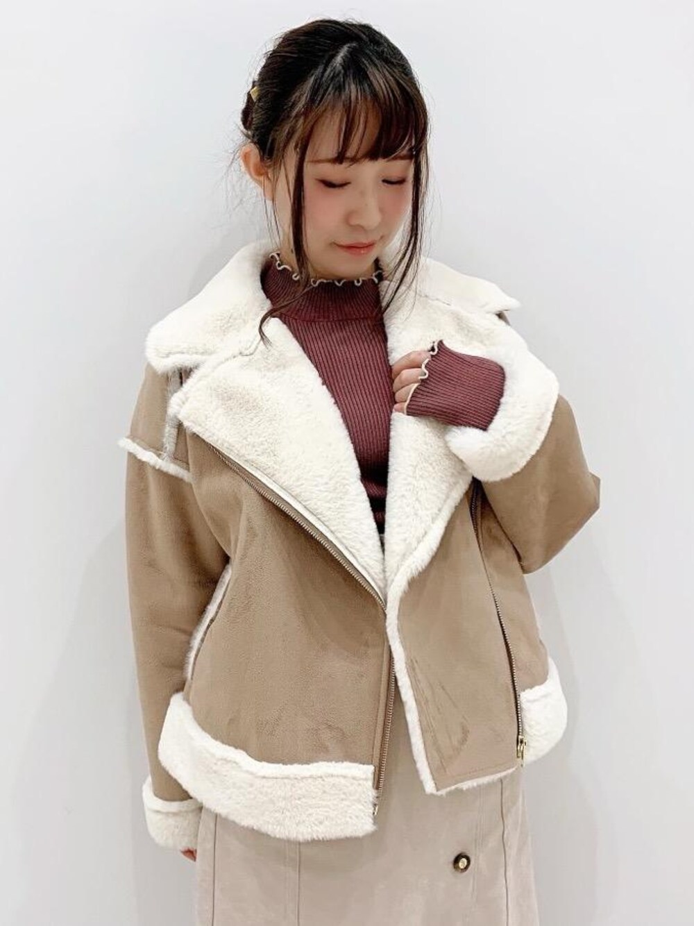 「ファー、ブラウン、もこもこ、MAJESTIC LEGON、マジェスティックレゴン、メローハイネックニット、フェイクスエードファーライダース」｜「MAJESTIC LEGONのメローハイネックニット（ニット/セーター、ブラウン系）」を使った、マジェスティックレゴン池袋サンシャインシティ店スタッフさん（レディース・153cm）の冬コーディネートの1枚目の写真