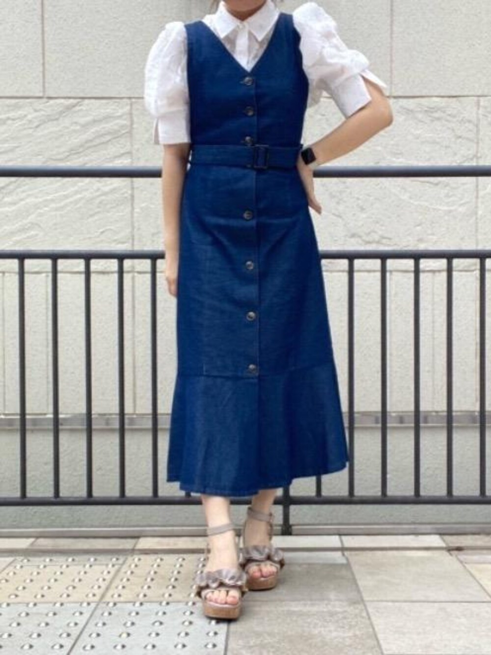 「ブラウス、ジャンスカ、MAJESTIC LEGON、マジェスティックレゴン、池袋サンシャインシティ、骨格ストレート、でにむ」｜「MAJESTIC LEGONのフカフカフリルサンダル（サンダル、ベージュ系）」を使った、マジェスティックレゴン池袋サンシャインシティ店スタッフさん（レディース・160cm）の春コーディネートの1枚目の写真