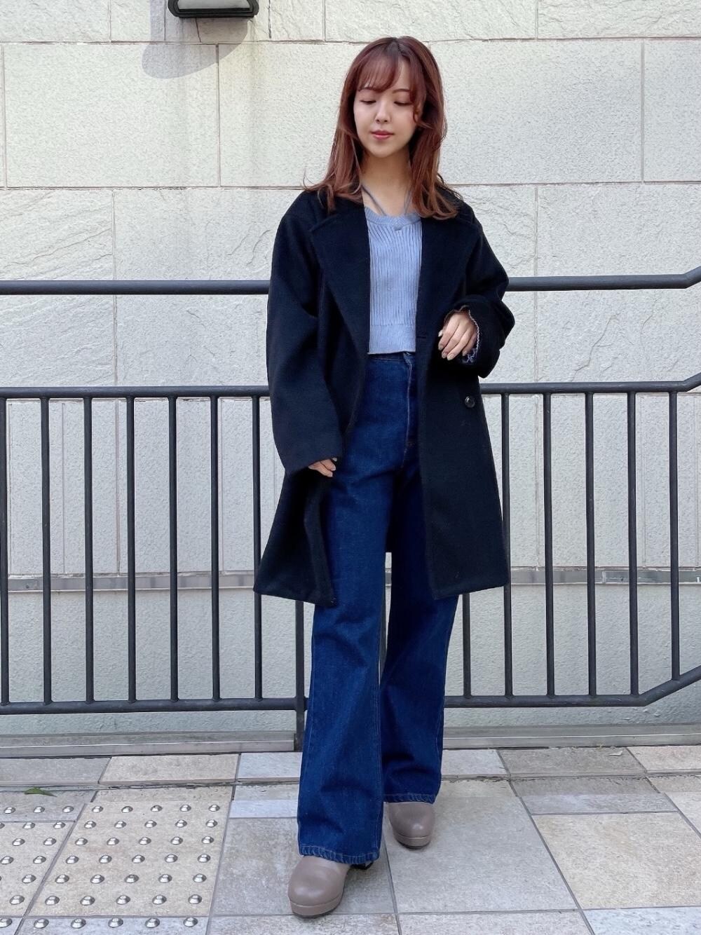 「大人カジュアル、ハーフコート、MAJESTIC LEGON、低身長、マジェスティックレゴン、肩あきニット、骨格ウェーブ、でにむ」｜「MAJESTIC LEGONのダブルブレストハーフコート（ダウンジャケット/コート、ブラック系）」を使った、マジェスティックレゴン池袋サンシャインシティ店スタッフさん（レディース・150cm）の冬コーディネートの1枚目の写真