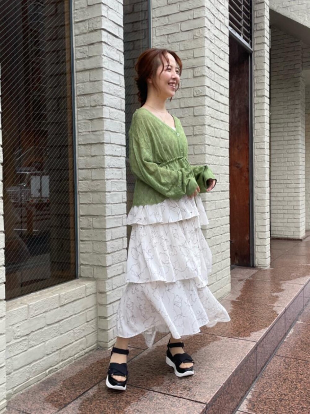 「カーディガン、大人カジュアル、プリーツスカート、MAJESTIC LEGON、ティアードスカート、低身長、マジェスティックレゴン、スポサン、透かし柄、骨格ウェーブ」｜「MAJESTIC LEGONのレースクロスホルタータンク（タンクトップ、ホワイト系）」を使った、マジェスティックレゴン池袋サンシャインシティ店スタッフさん（レディース・150cm）の春コーディネートの1枚目の写真