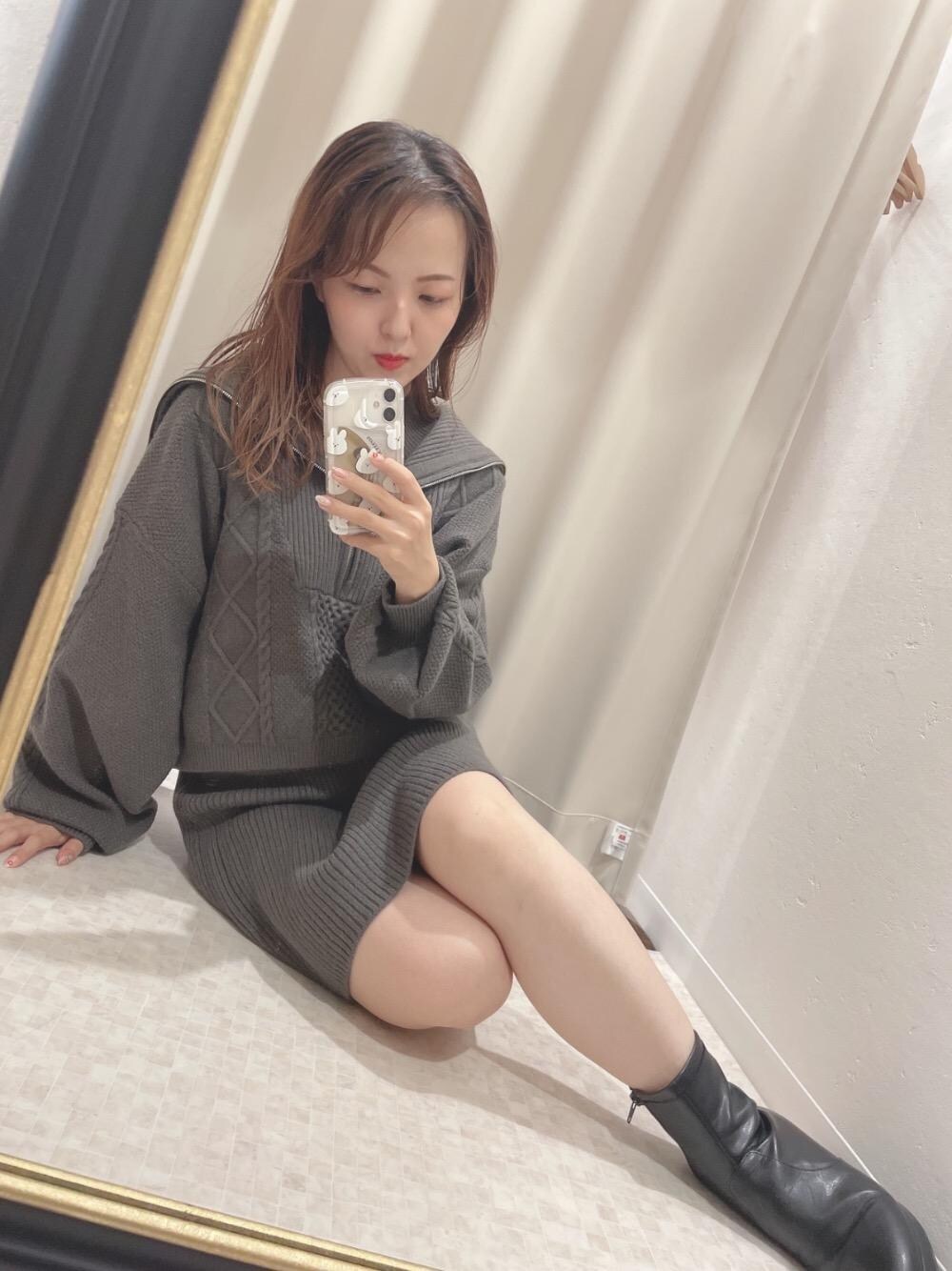 「ニットワンピ、MAJESTIC LEGON、低身長、マジェスティックレゴン、イエべ秋、イエべ春」｜「MAJESTIC LEGONの【WEB限定XLサイズあり】フカフカヒールストレッチブーツ（ブーツ、ブラック系）」を使った、マジェスティックレゴン池袋サンシャインシティ店スタッフさん（レディース・150cm）の秋コーディネートの1枚目の写真