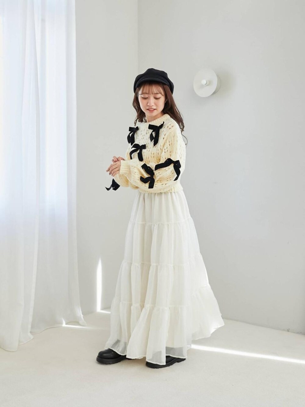 「ワントーンコーデ、参戦服、MAJESTIC LEGON、マジェスティックレゴン、リボンニット、標準身長、骨格ナチュラル、イエべ秋、モノトーンこーで」｜「MAJESTIC LEGONの【WEB限定XLサイズあり】タンクソールレースアップブーツ（ブーツ、ブラック系）」を使った、マジェスティックレゴン池袋サンシャインシティ店スタッフさん（レディース・155cm）の秋コーディネートの1枚目の写真
