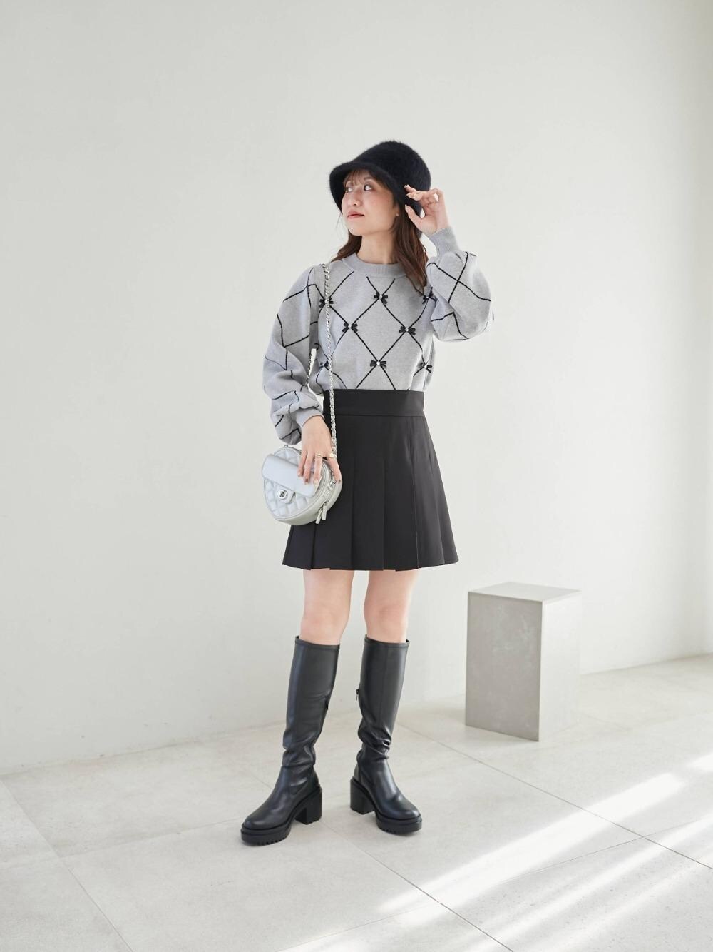 「参戦服、MAJESTIC LEGON、マジェスティックレゴン、リボンニット、骨格ウェーブ、標準身長、イエべ秋、モノトーンこーで、黒推し」｜「MAJESTIC LEGONのプリーツスカパン（スカート、ブラック系）」を使った、マジェスティックレゴン池袋サンシャインシティ店スタッフさん（レディース・155cm）の秋コーディネートの1枚目の写真
