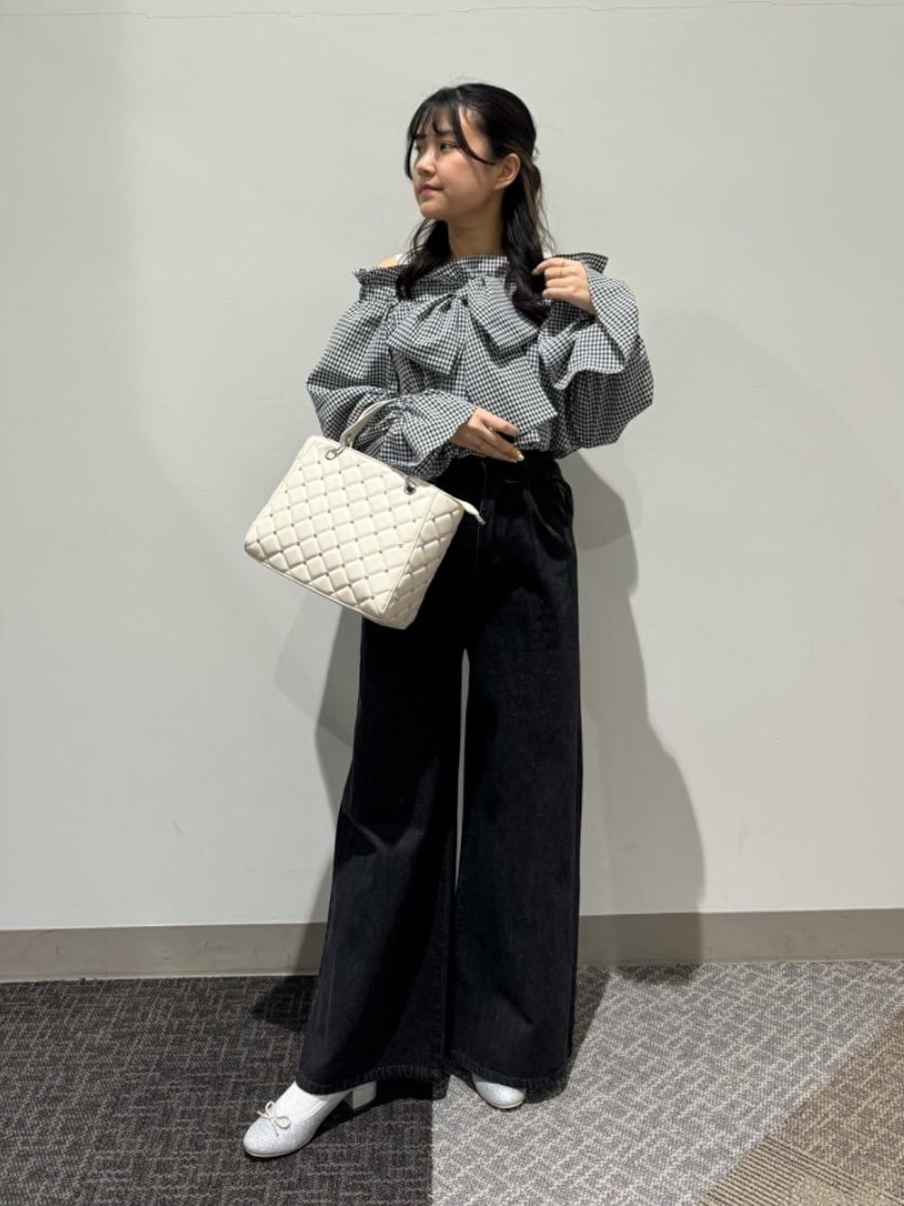 「ブラウス、ボウタイ、MAJESTIC LEGON、マジェスティックレゴン、骨格ストレート、でにむ、モノトーンこーで、イエべ春」｜「MAJESTIC LEGONのラメリボンパンプス（パンプス、シルバー系）」を使った、マジェスティックレゴン池袋サンシャインシティ店スタッフさん（レディース・160cm）の冬コーディネートの1枚目の写真