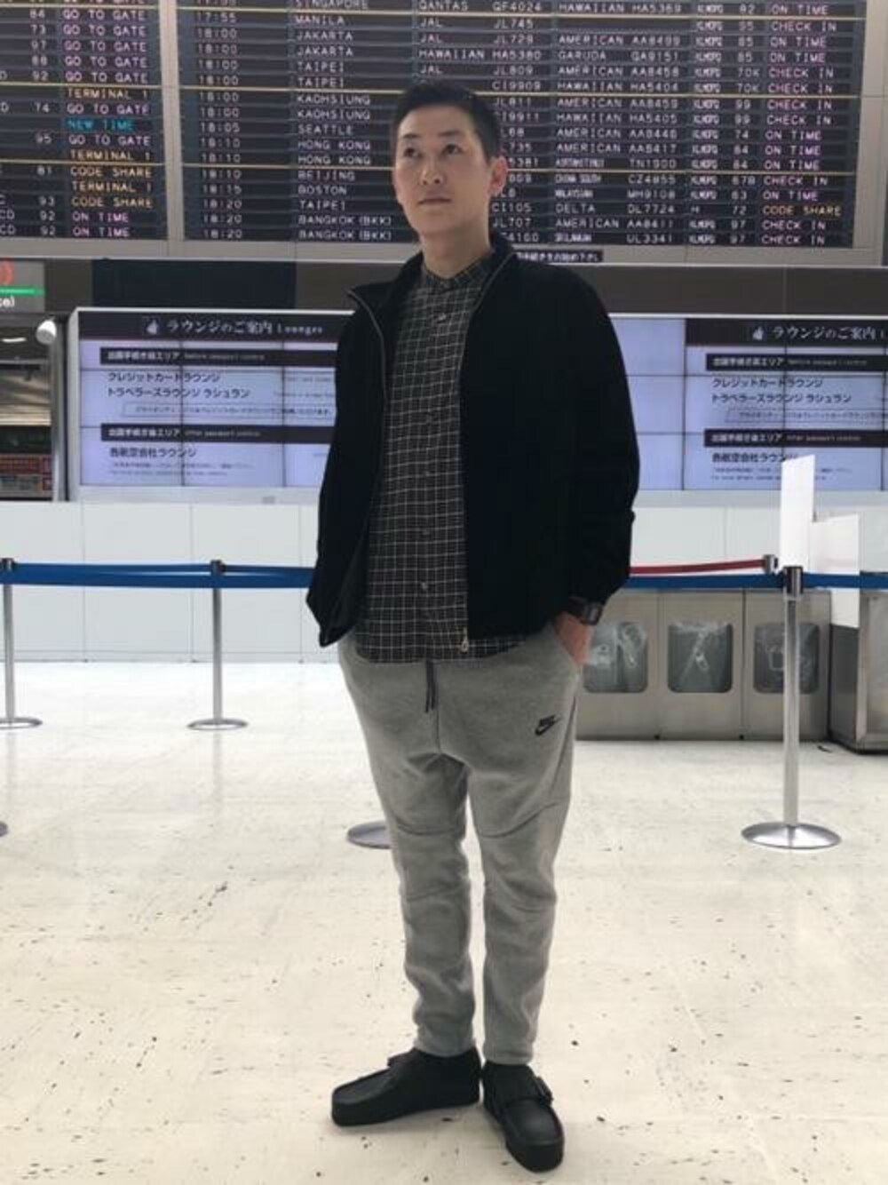 「UNITED ARROWSの<UNITED ARROWS> ツイル チェック バンドカラーシャツ（シャツ/ブラウス、ブラック系）」を使った、慈道 一磨さん（メンズ・170cm）の秋コーディネートの1枚目の写真