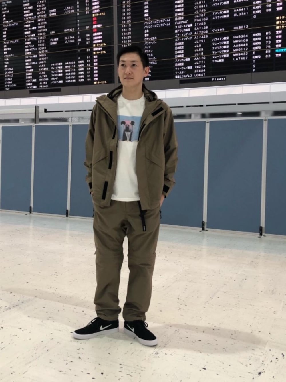 「NIKE SBの＜NIKE SB＞ ZOOM JANOSKI RM/ステファンジャノスキー（スニーカー、ブラック系）」を使った、慈道 一磨さん（メンズ・170cm）の春コーディネートの1枚目の写真