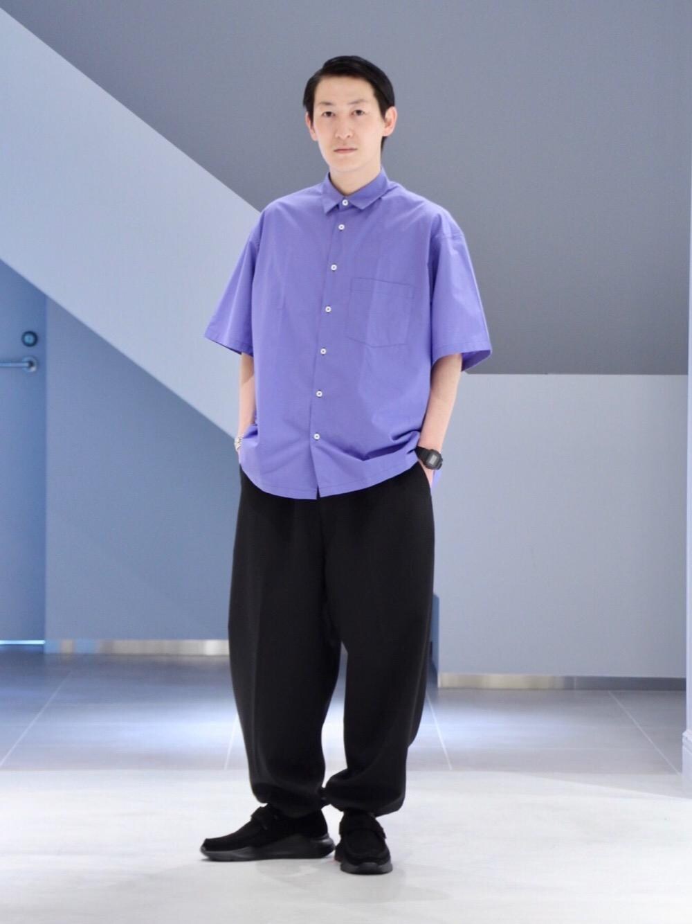 「Ambの＜Amb（エーエムビー）＞ 【別注】 モカシン スニーカー（スニーカー、ブラック系）」を使った、慈道 一磨さん（メンズ・170cm）の春コーディネートの1枚目の写真