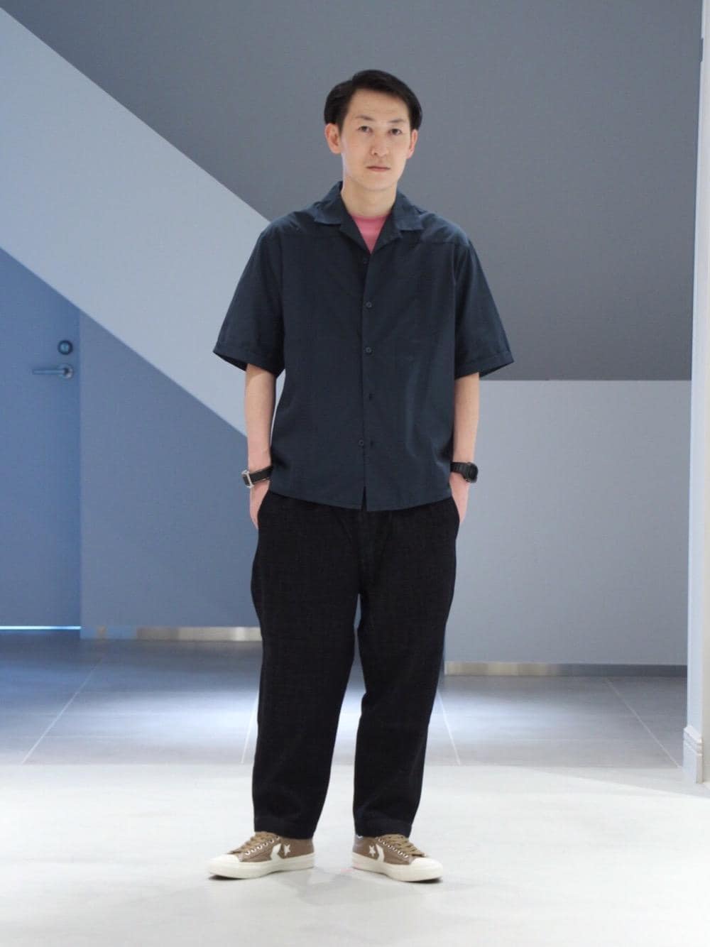 「BEAUTY&YOUTH UNITED ARROWSのBY モダン デニム オッドパンツ（デニムパンツ、ブルー系）」を使った、慈道 一磨さん（メンズ・170cm）の春コーディネートの1枚目の写真