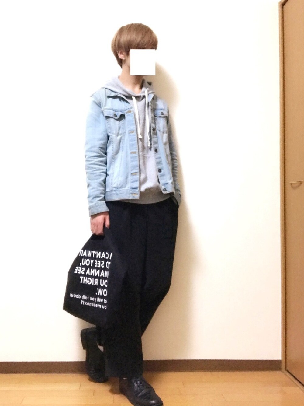 ブラック系のドレスシューズ、ブラック系のその他パンツ、ホワイト系のデニムジャケットを着用したメンズの春コーディネートの1枚目の写真