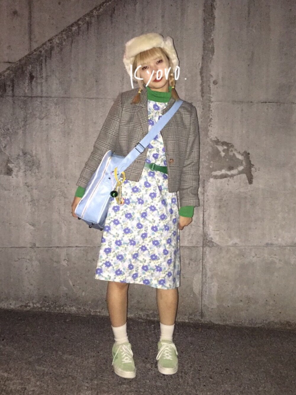 「花柄、花柄ワンピース、水色、緑、冬コーデ、古着、古着MIX、古着コーデ、古着女子、柄物」｜「no brandのアイテム（トップス、グリーン系）」を使った、クリヤマさん（レディース・158cm）の秋コーディネートの1枚目の写真