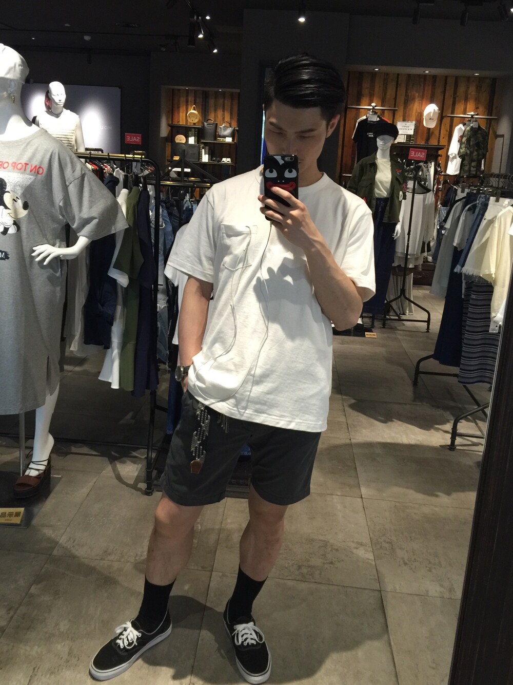 「夏、menswear」｜「無印良品のアイテム（Tシャツ/カットソー、ホワイト系）」を使った、蔡William俊さん（メンズ・178cm）の夏コーディネートの1枚目の写真
