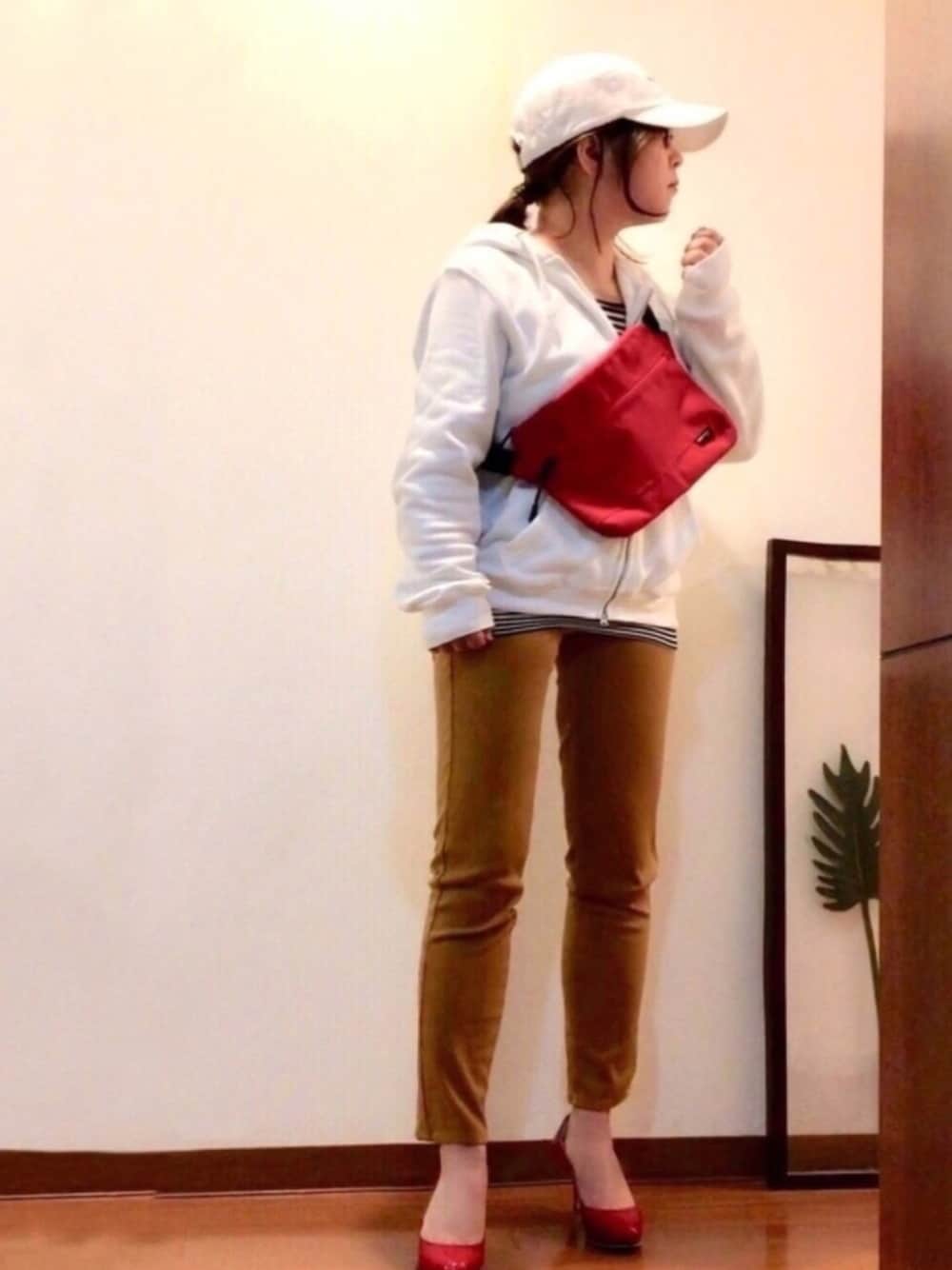 「低身長、メガネ女子、キャップ、パンプス 赤、レギパン、レギンス、パーカー、サコッシュ、シンプルコーデ、アイラブメンズライク」｜「CORSO ROMA，9のCORSO ROMA 9（コルソローマ・ノーヴェ） / エナメルレザー ポインテッドトゥパンプス 513-1（パンプス、レッド系）」を使った、はんだぱんださん（レディース・146cm）の春コーディネートの1枚目の写真