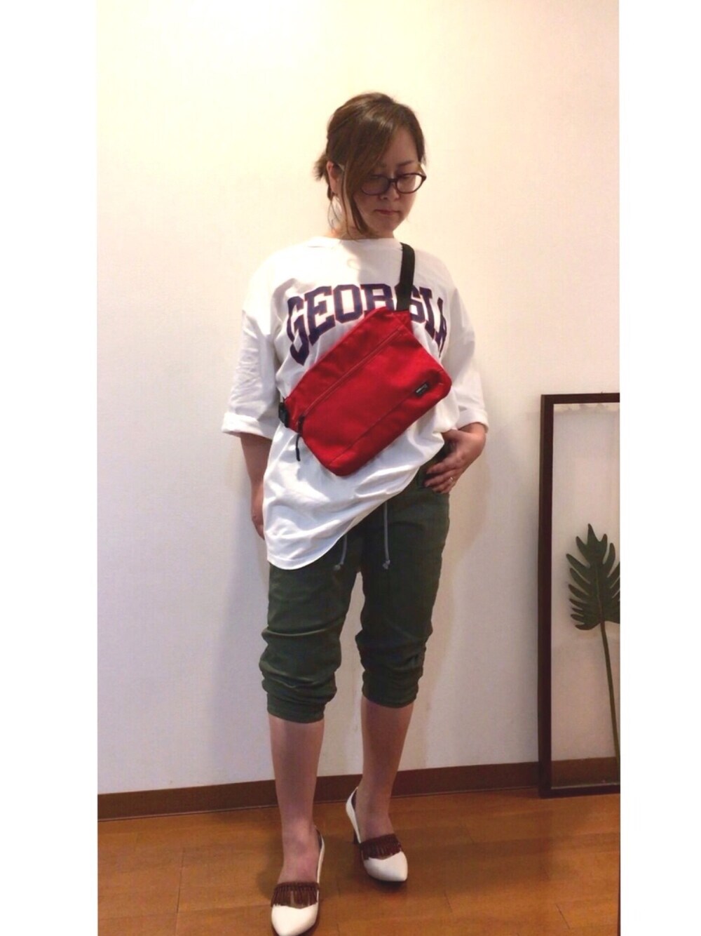 「低身長、メガネ女子、スポーツミックス、カジュアル、ビッグシルエット、ビッグT、オーバーサイズ、メンズライク、シューズバンド、サコッシュ」｜「Zoffのアイテム（メガネ、ブラウン系）」を使った、はんだぱんださん（レディース・146cm）の春コーディネートの1枚目の写真