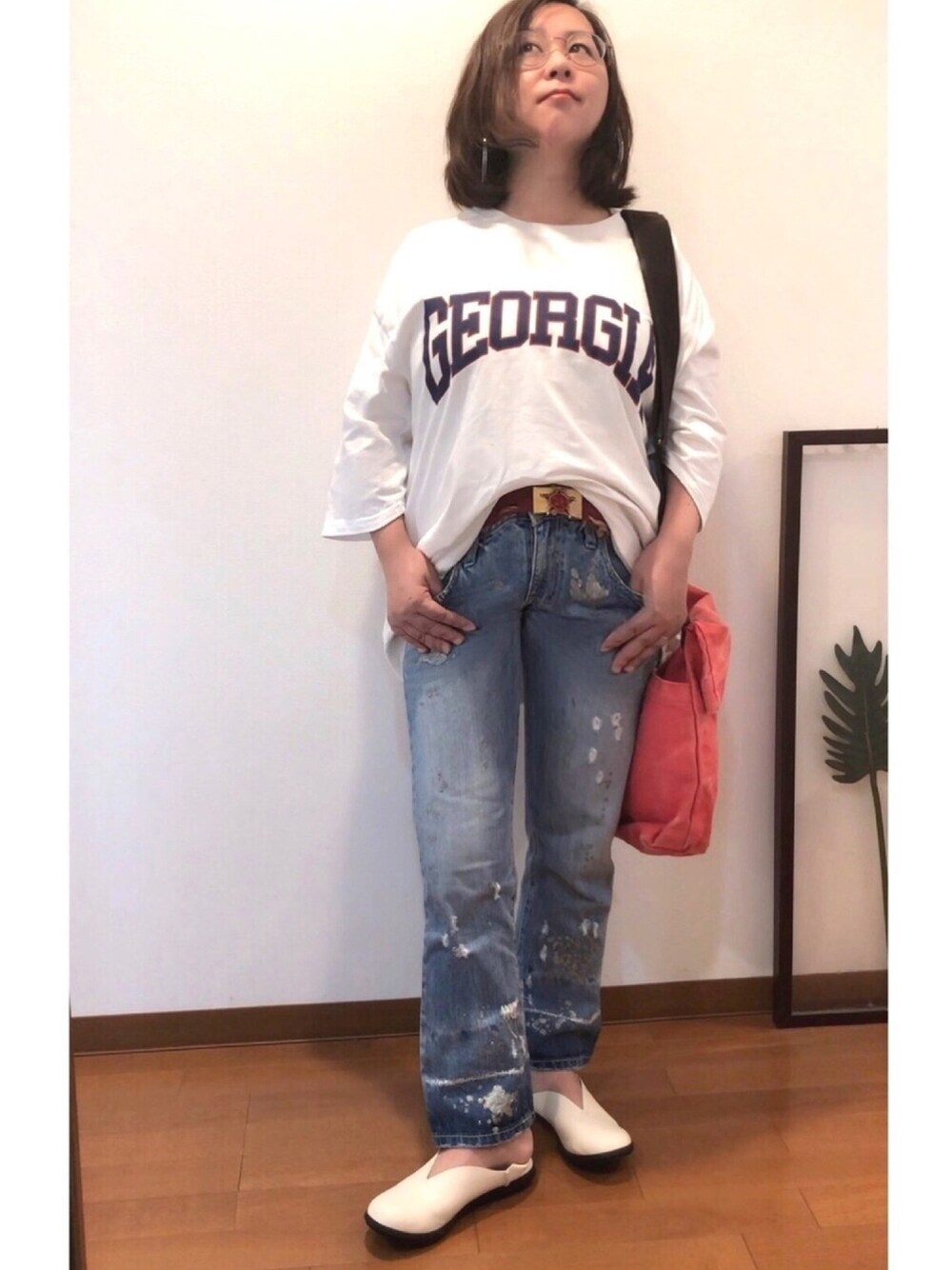 「低身長、メガネ女子、ロゴT、ダメージデニムパンツ、フープピアス、ビッグシルエット、ガチャベルト、バブーシュ、メンズライク、レトロ」｜「Zoffのアイテム（メガネ、ゴールド系）」を使った、はんだぱんださん（レディース・146cm）の春コーディネートの1枚目の写真