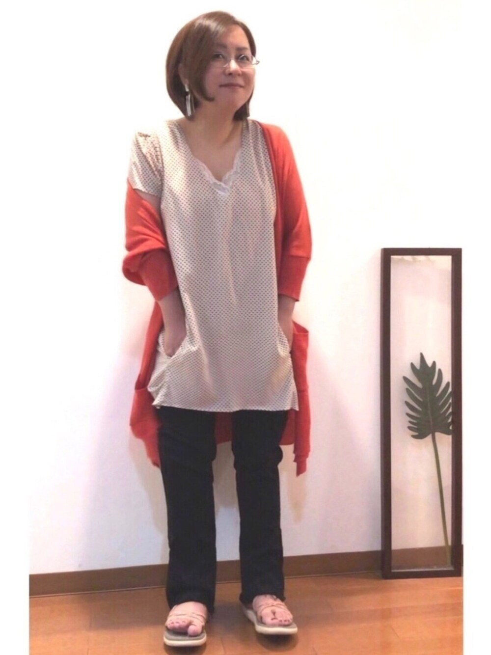 「真夏の赤コーデ、低身長、メガネ女子、チュニック、ドット、黒スキニー、サンダル、teva、赤×黒、レトロ」｜「KBFのアイテム（カーディガン/ボレロ、レッド系）」を使った、はんだぱんださん（レディース・146cm）の夏コーディネートの1枚目の写真